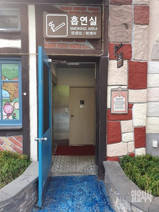 롯데월드 흡연실 입구 ⓒ김태일 기자 ▲ 롯데월드 흡연실 입구 ⓒ김태일 기자