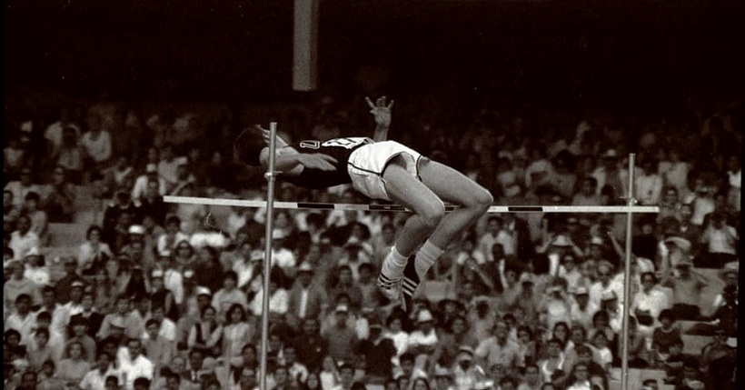 ▲ ▲1968년 멕시코올림픽서 최초로 배면뛰기를 선보이는 딕 포스베리