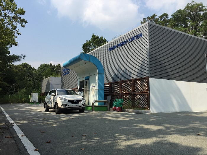 ▲ 효성의 700바급 수소충전시스템이 구축된 양재동 현대자동차 수소충전소