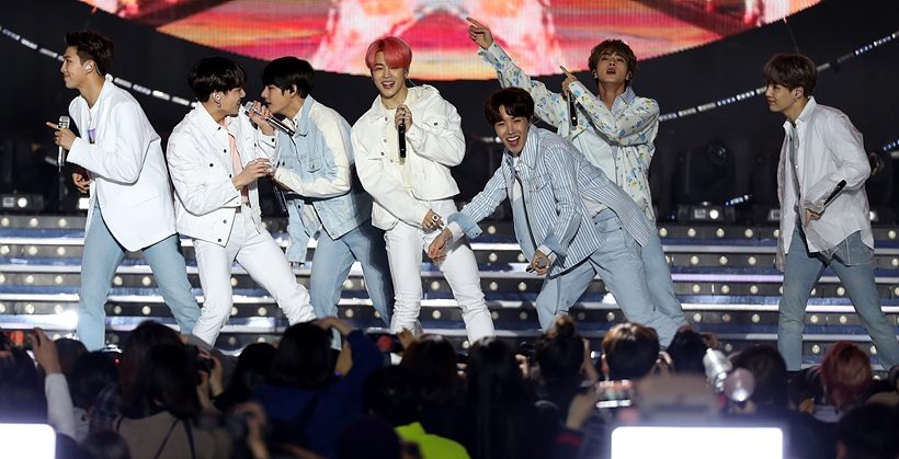 무대서 공연 펼치는 방탄소년단 ▲ 무대서 공연 펼치는 방탄소년단