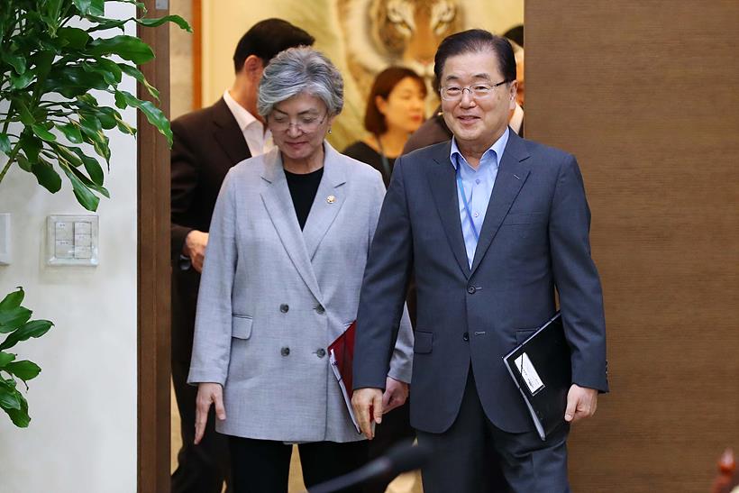 강경화 외교부 장관(사진 왼쪽)과 신임 정의용 외교부 장관 ▲ 강경화 외교부 장관(사진 왼쪽)과 신임 정의용 외교부 장관