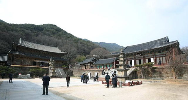 <strong>천년 고찰 화엄사의 각황전과 대웅전</strong>