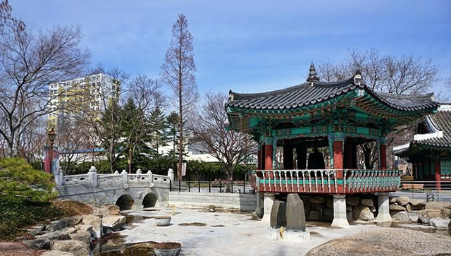 <strong>경상감영공원은 대구 시민의 휴식 공간이다.</strong>