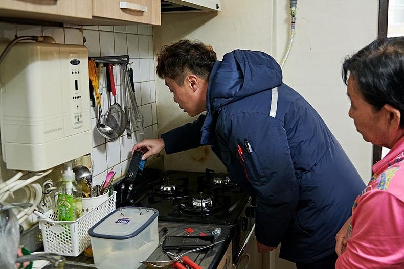 삼천리가 사회공헌활동 ‘가스안전 사랑나눔’을 통해 에너지 취약계층의 노후 가스시설을 교체해주고 있다.