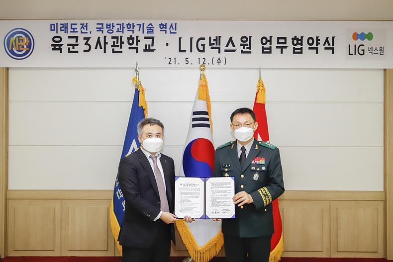 지난 12일 경상북도 영천시 육군3사관학교 본청에서 여운태 육군3사관학교장(우측)과 권병현 C4ISTAR 사업부문장(좌측)이 '미래 국방기술 분야 협업 및 공동연구'를 위한 업무협약을 체결하고 기념사진을 촬영하고 있다. 