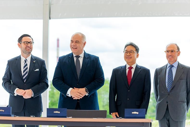 지난 24일(월) 폴란드 푸오츠크(Plock)에서 진행된 '폴란드 PKN 올레핀 확장공사 프로젝트' 우선협상대상자 서명식에 참석한 (사진 왼쪽부터) 다니엘 오바이텍 PKN ORLEN 사장, 야첵 사신 폴란드 부총리, 김창학 현대엔지니어링 사장, 후안 야도 TR 사장이 서명식을 마치고 기념사진을 촬영하고 있다.