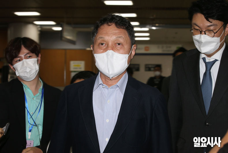 '끼어들기 보복운전'으로 재판에 넘겨진 구본성 아워홈 부회장이 3일, 재판부로부터 집행유예를 선고받은 뒤 법원을 나서고 있다. ⓒ박성원 기자 끼어들기 보복운전 혐의로 1심서 징역형 집행유예를 선고받은 구본성 아워홈 부회장