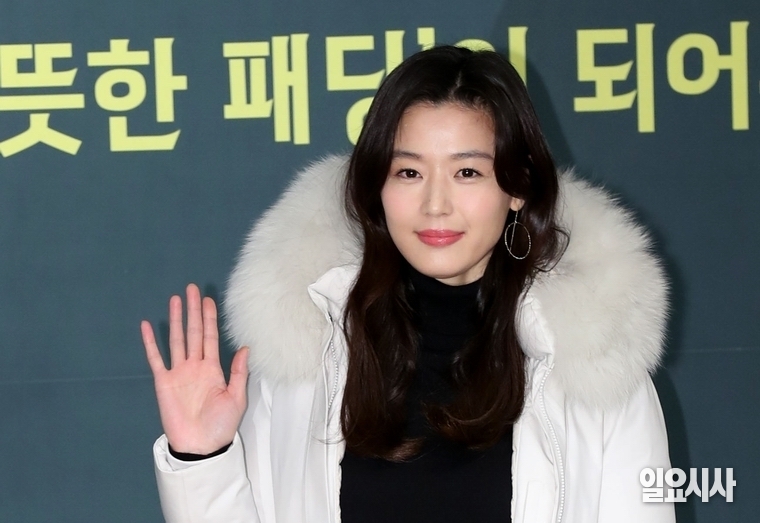 최근 제기된 이혼설에 대해 사실무근이라며 법적 대응을 예고한 배우 전지현 최근 제기된 이혼설에 대해 사실무근이라며 법적 대응을 예고한 배우 전지현