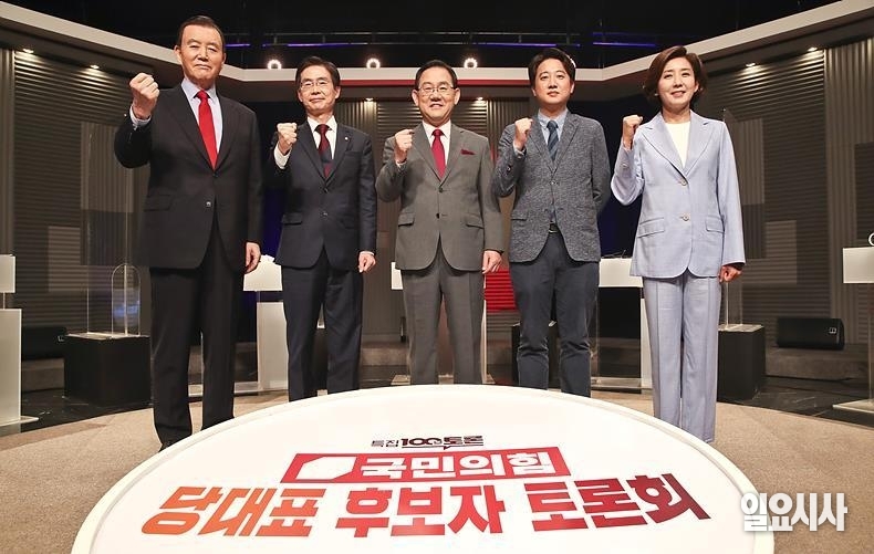 지난달 31일, 특집 <100분토론> 국민의힘 당 대표 후보자 토론회에 앞서 기념촬영 갖는(사진 왼쪽부터) 홍문표·조경태·주호영·이준석·나경원 후보 ⓒ고성준 기자