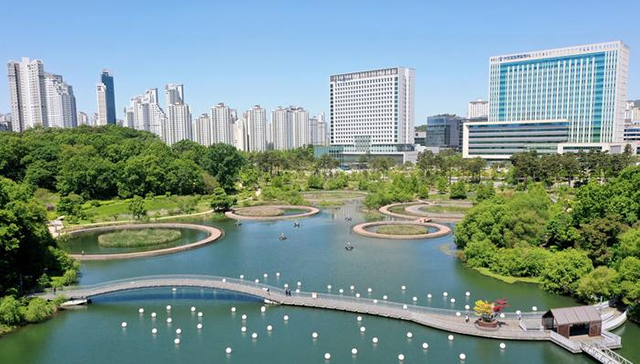 <strong>광교호수공원의 ‘조용한 물숲, 향긋한 꽃섬’ 전경</strong>