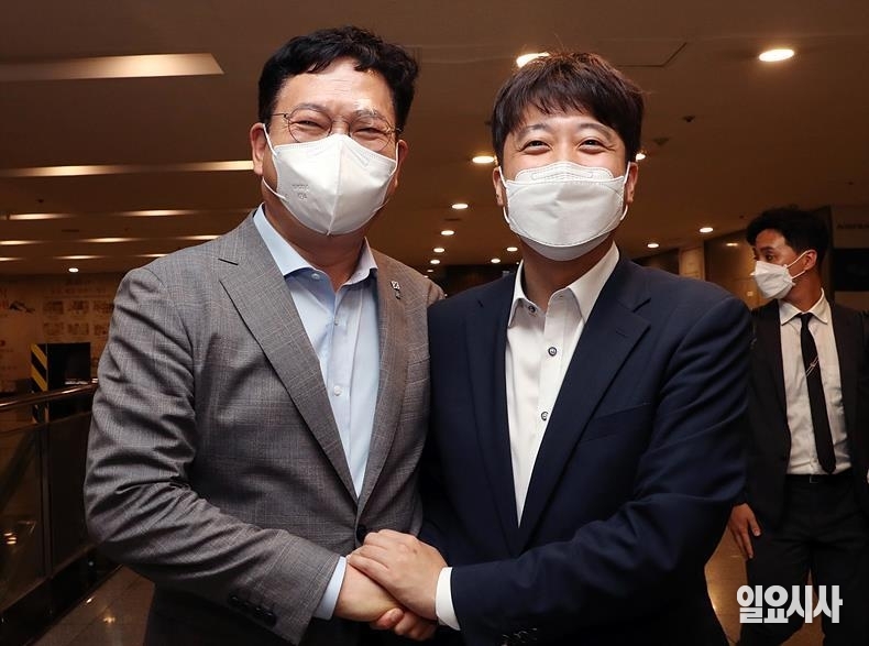 손 맞잡은 송영길 더불어민주당 대표(사진 왼쪽)와 이준석 국민의힘 대표 ⓒ고성준 기자
