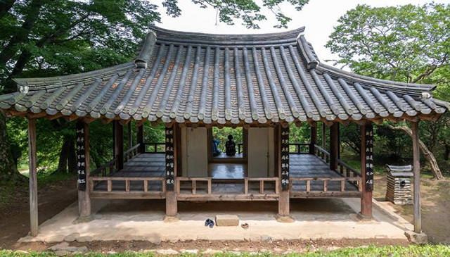 <strong>뒤에서 본 명옥헌</strong>