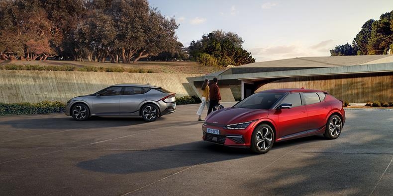 기아가 전용 전기차 EV 시리즈의 첫 모델 ‘The Kia EV6’을 출시했다고 밝혔다.