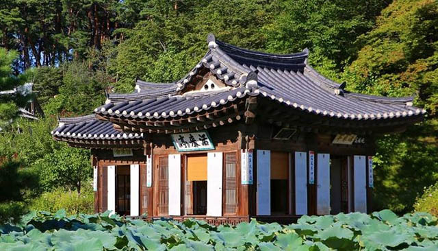 <strong>활래정 곳곳에 편액과 주련이 눈에 띈다.</strong>