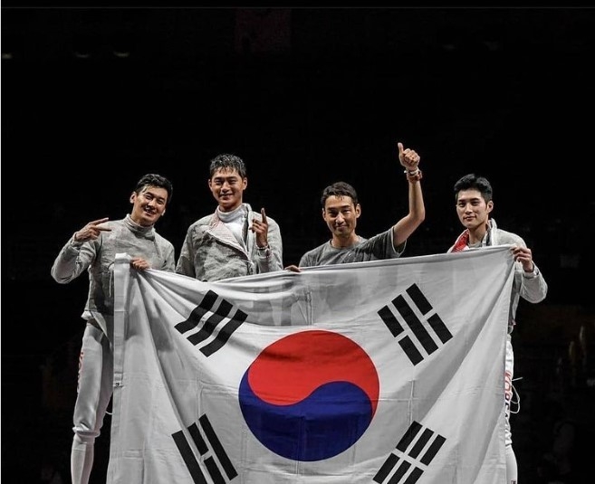 지난달 28일, 일본 마쿠하리 메세 홀에서 열린 2020 도쿄올림픽 남자 펜싱 사브르 단체전서 이탈리아를 꺾고 2연패를 달성한 한국 대표팀이 태극기를 들어보이고 있다.