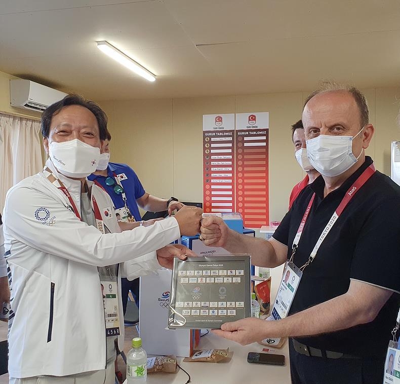 터키 선수단 사무실 방문한 장인화 한국선수단장
