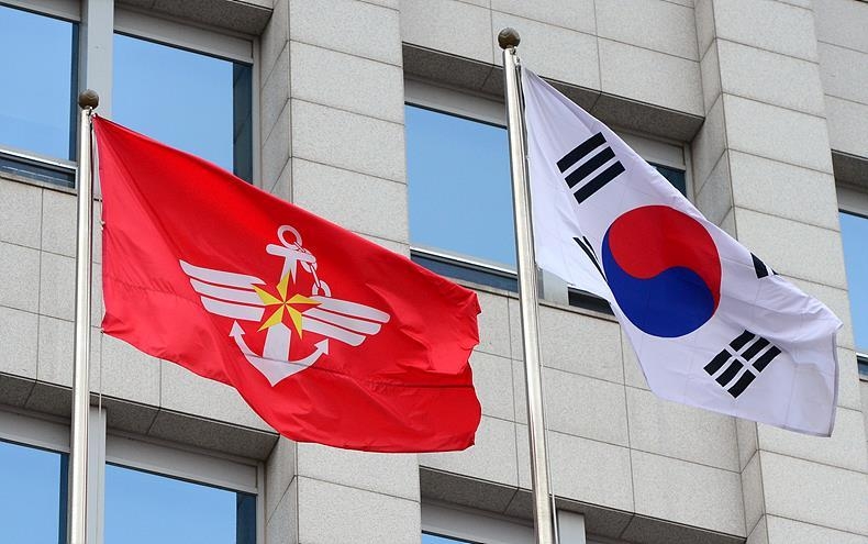 휘날리는 국방부 깃발과 태극기 ⓒ뉴시스