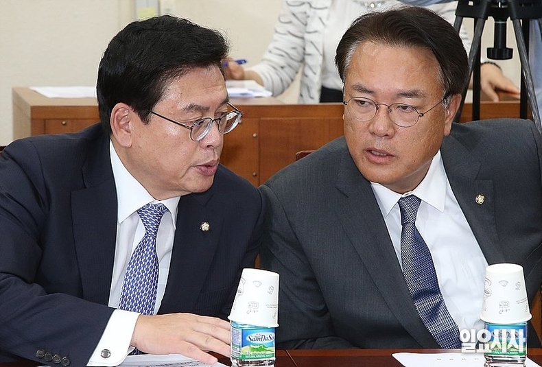 대화 나누는 정진석 국회부의장(사진 오른쪽)
