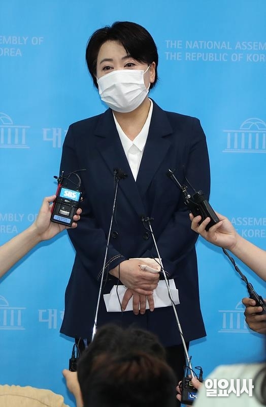 사퇴 선언 기자회견 직후 취재진의 질문에 답변하는 윤희숙 전 국민의힘 의원 ⓒ박성원 기자