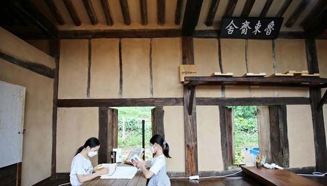 가일서가 대청마루에서 책을 보는 모습