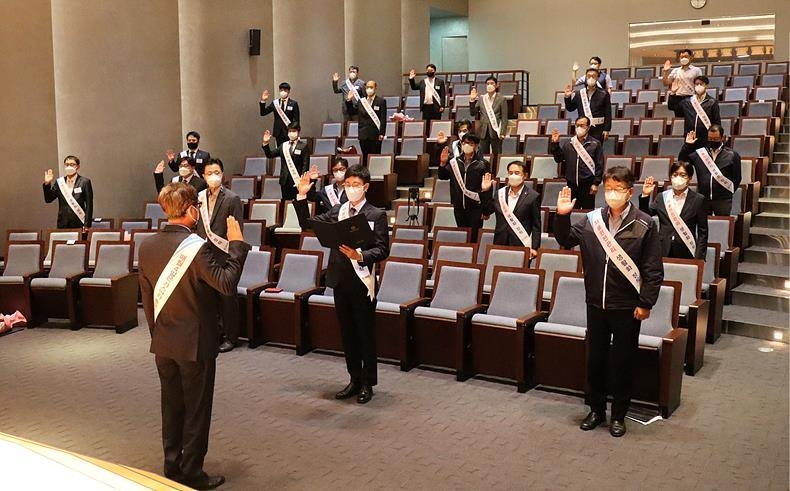 7일, 삼천리 임직원들이 경기도 오산시 기술연구소에서 열린 가스안전 결의대회에 앞서 가스안전 결의문을 낭독하고 있다.