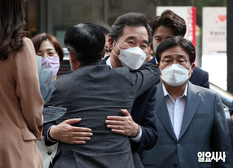 이낙연 전 더불어민주당 대표가 지난 14일, 서울 여의도 대산빌딩서 필연캠프 해단식을 갖고 한 지지자와 포옹을 하고 있다. ⓒ박성원 기자