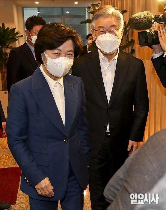 지난달 27일, 이재명 더불어민주당 대선후보(사진 오른쪽)가 추미애 전 법무부 장관과의 오찬 회동을 위해 이동하고 있다. ⓒ박성원 기자