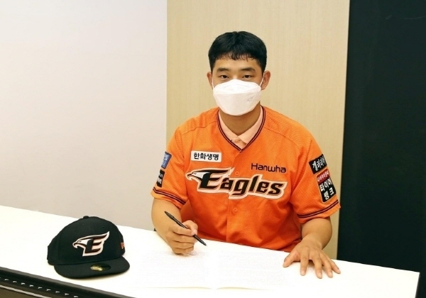 한화 이글스가 영입한 신인 계약금 역대 3번째인 5억원에 사인한 문동주 선수