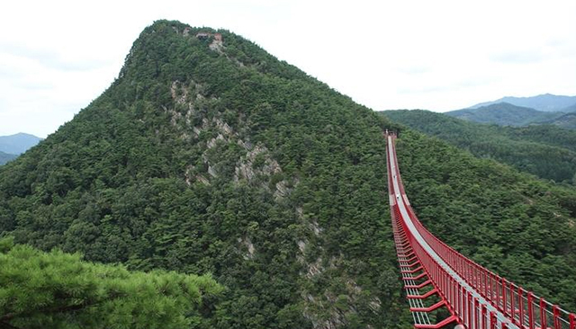 <strong>두 봉우리 사이에 걸린 채계산출렁다리가 그림 같다.</strong>