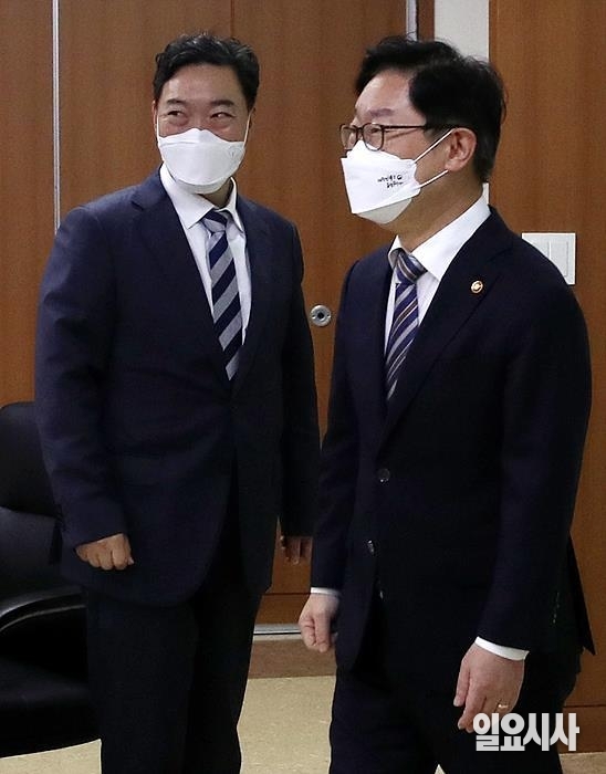 박범계 법무부 장관(사진 오른쪽)과 김오수 검찰총장 ⓒ박성원 기자