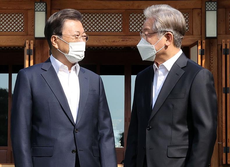 지난달 26일, 이재명 더불어민주당 대선후보(사진 오른쪽)이 청와대 상춘재서 문재인 대통령과의 차담회에 앞서 기념촬영을 갖고 있다. ⓒ뉴시스