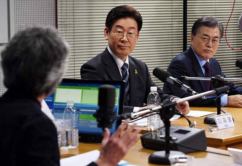 지난 2017년, 19대 대선 당시 CBS <시사자키 정관용입니다>에 출연한 이재명 예비후보(사진 가운데)와 문재인 예비후보 ⓒ뉴시스