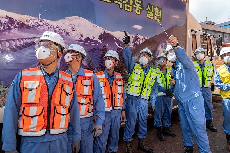 지난 8월10일, 최정우 포스코그룹 회장과 김경석 노조위원장이 광양제철소 현장을 찾아 안전 격려 활동을 벌이고 있다.