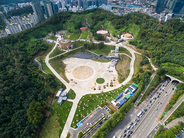 <strong>포석유비축기지에서 도심 속 생태 문화 공간으로 다시 태어난 문화비축기지 전경</strong>