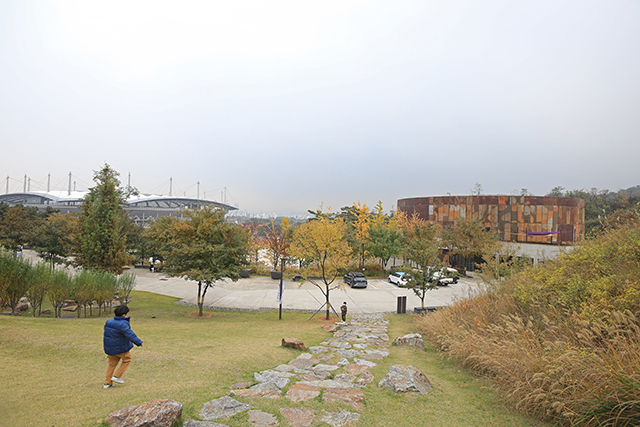<strong>T3에서 내려다보이는 서울월드컵경기장</strong>