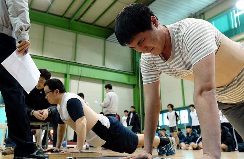 경찰 공무원 시험 항목 중 푸쉬업을 하고 있는 응시생들 ⓒ뉴시스