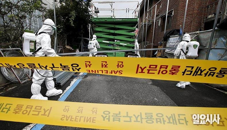 지난 해 8월14일, 코로나19 확진자가 발생한 서울 성북구 사랑제일교회 입구에서 관계자들이 방역 작업을 하고 있다. ⓒ고성준 기자