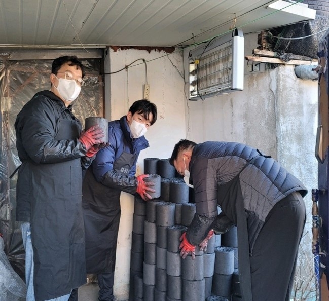 지난 12일, 서울 노원구 중계본동 백사마을을 찾은 DL이앤씨 임직원들이 연탄배달 봉사활동을 펼치고 있다.