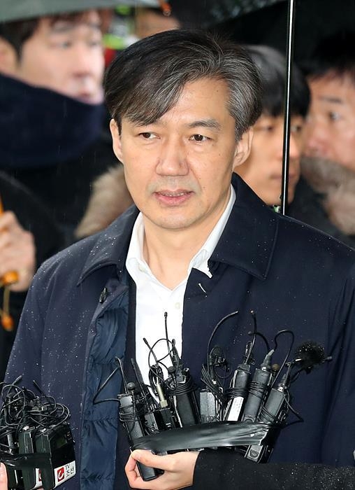 취재진 질문에 답변 중인 조국 전 청와대 민정수석