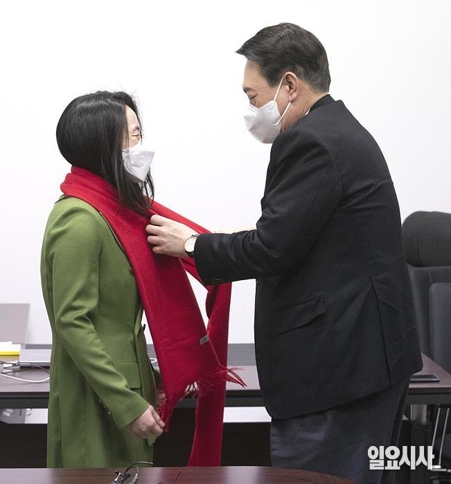 지난 20일, 윤석열 국민의힘 대선후보가 신지예 한국여성정치네트워크 대표에게 직접 붉은색 목도리를 매 주고 있다. ⓒ고성준 기자