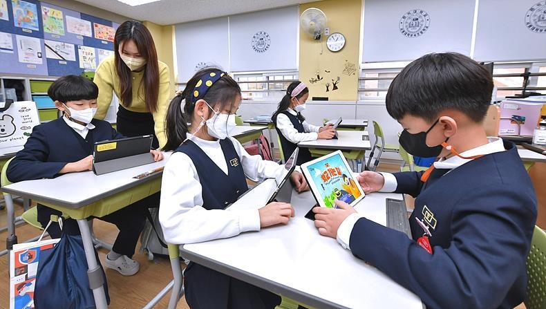 현대모비스가 최근 자동차에 적용되는 최첨단 기술을 활용한 비대면 교육용 어린이 교통안전 교육 앱 ‘학교가는 길’을 아이들이 체험해보고 있다. 