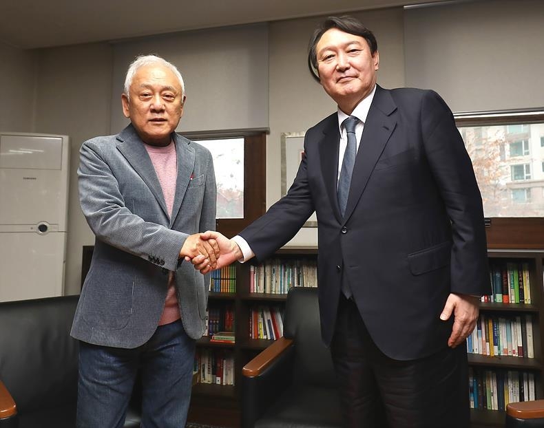 악수 나누는 윤석열 국민의힘 대선후보와 김한길 시시대준비위원장 ⓒ뉴시스 