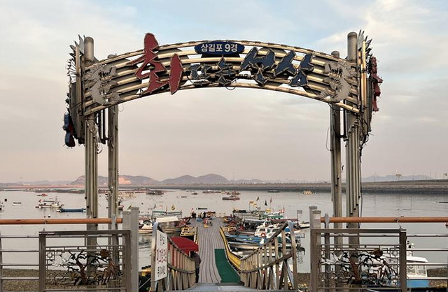 <strong>삼길포항의 명물, 선상 어시장</strong>