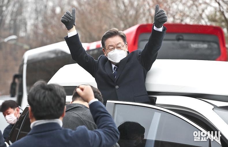 지난 25일, 이재명 더불어민주당 대선후보가 농업 공약 발표를 위해 포천시농업기술센터를 방문해 차량에서 내리면서 지지자들을 향해 양 팔을 들어 답례하고 있다. ⓒ고성준 기자