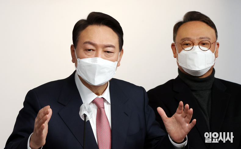 윤석열 국민의힘 대선후보가 7일, 안철수 국민의당 대선후보와의 야권 단일화 여부를 묻는 질문에 “제가 배제하지 않는다고 한 것이지 그 외에는 더 드릴 말씀이 없다”고 답해 여전히 가능성을 열어뒀다.