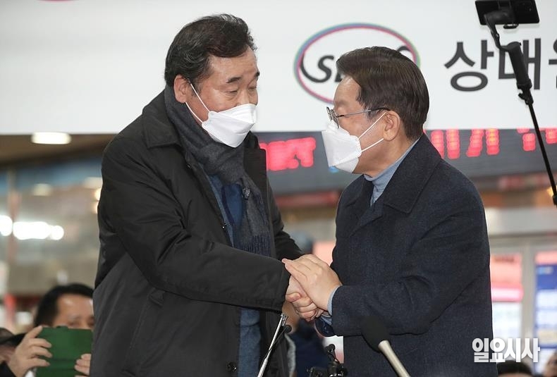 이재명 더불어민주당 대선후보(사진 오른쪽)와 이낙연 전 대표가 지난달 24일, 경기 성남시 중원구 상대원시장에서 열린 '매타버스' 성남, 민심속으로! 행사에서 손을 맞잡고 있다. ⓒ국회사진기자단