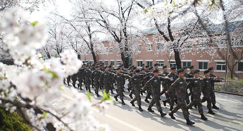 최근 논산 훈련소 신병 교육대서 훈련병들에게 흡연을 허용하고 있는 것으로 알려지면서 설왕설래 다양한 의견들이 나오고 있다. 본 사진은 특정기사와 직접적인 관련이 없음 ⓒ뉴시스