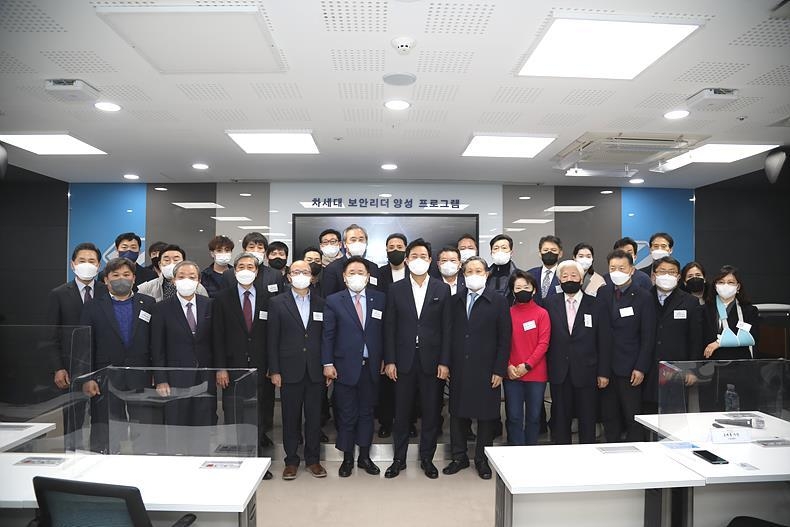 오세훈 서울시장이 15일, 서울 금천구 소재의 한국정보기술연구원 BoB센터에서 진행된 특강 직후 귀빈들과 기념촬영을 갖고 있다. ⓒ한국정보기술연구원
