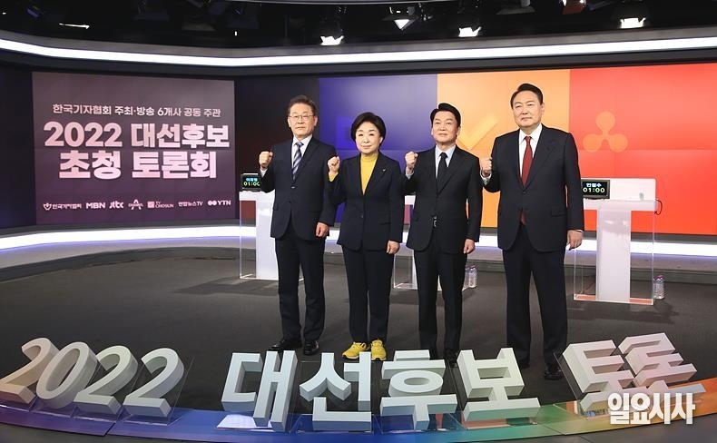 지난 11일, 서울 중구 매경미디어센터에서 한국기자협회가 주최하고 방송 6사가 공동 주관한 ‘2022 대선후보 TV 토론회’에 앞서 이재명(더불어민주당)·심상정(정의당)·안철수(국민의당)·윤석열(국민의힘) 대선후보가 기념촬영을 갖고 있다. ⓒ박성원 기자