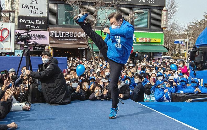 지난달 19일, 이재명 더불어민주당 대선후보가 전북 전주시 전북대학교 앞에서 선거 유세 도중 ‘코로나 부스터샷 접종 세리머니’로 발차기를 선보이고 있다. ⓒ뉴시스
